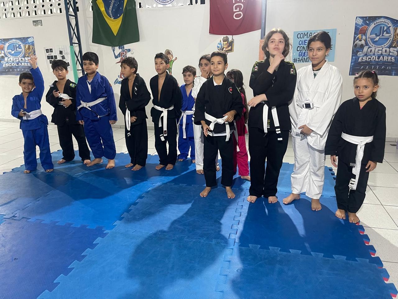 Turma de jiu-jitsu de kimono no dia da graduação