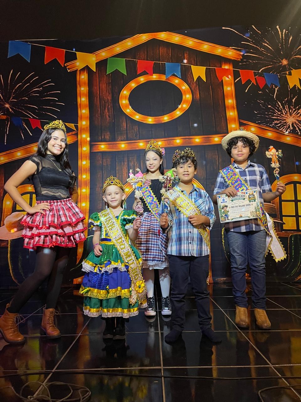 Família vestida a caráter no palco da festa junina